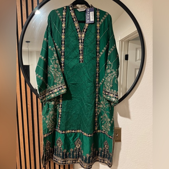 Emerald Green Blouse with Gold Embroidery - Picture 2 of 3